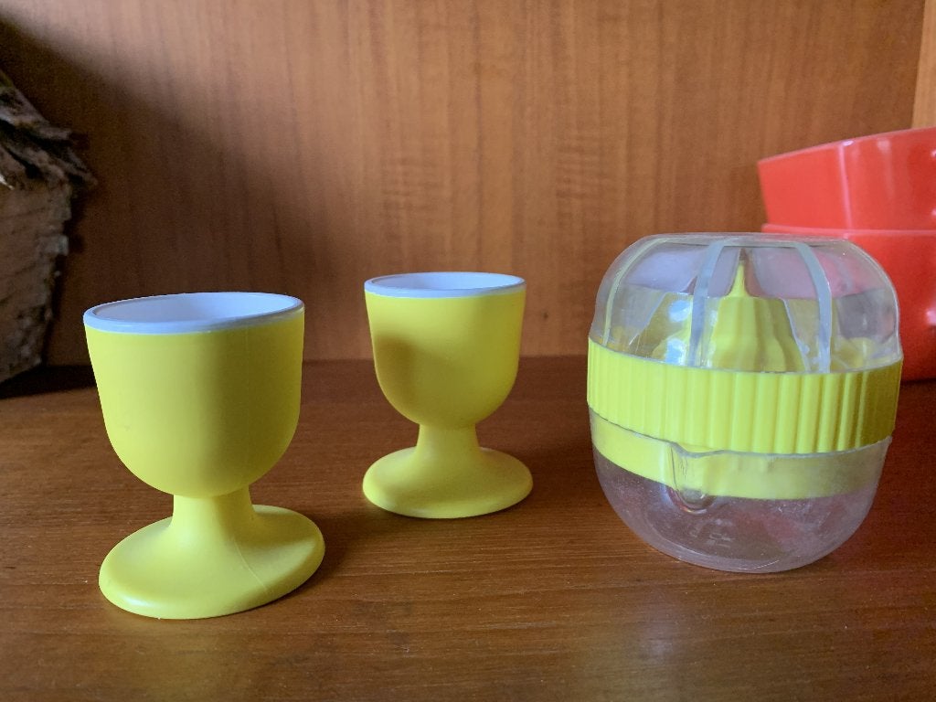 Vintage gele citruspers met twee gele plastic eierdoppen, Overige materialen, Overige typen, Ophalen of Verzenden, Zo goed als nieuw