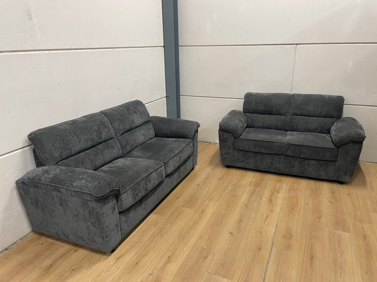 Mooie luxe suede grijze 3 en 2 zits banken - GEREINIGD!!!, Ophalen, 75 tot 100 cm, Zo goed als nieuw, Rechte bank