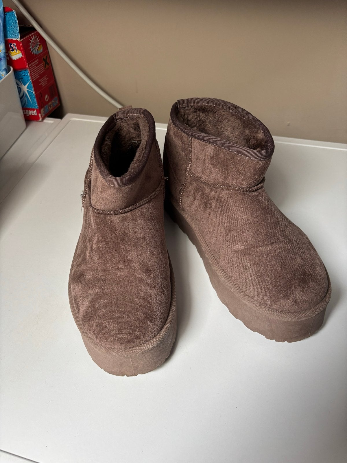 Warme suède-look schoenen met nepbont - Maat 39, Ophalen, Zo goed als nieuw, Bruin, Lage of Enkellaarzen