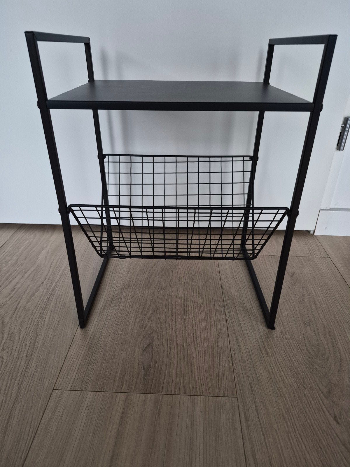 Zwarte bijzettafel met lectuurbak €5,- ophalen, Bijzettafel met lectuurbak, Ophalen, Zo goed als nieuw, Metaal