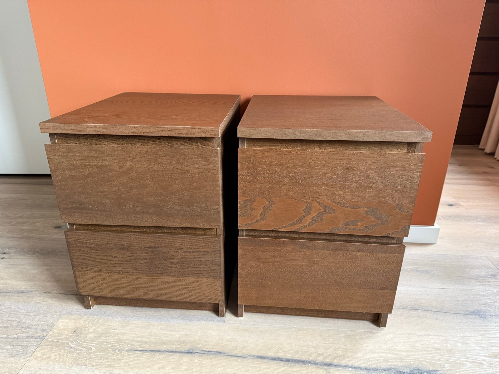2x IKEA Malm nachtkastje - Bruin, Huis en Inrichting, Slaapkamer | Nachtkastjes, Ophalen, Gebruikt, 55 tot 70 cm, 45 tot 65 cm