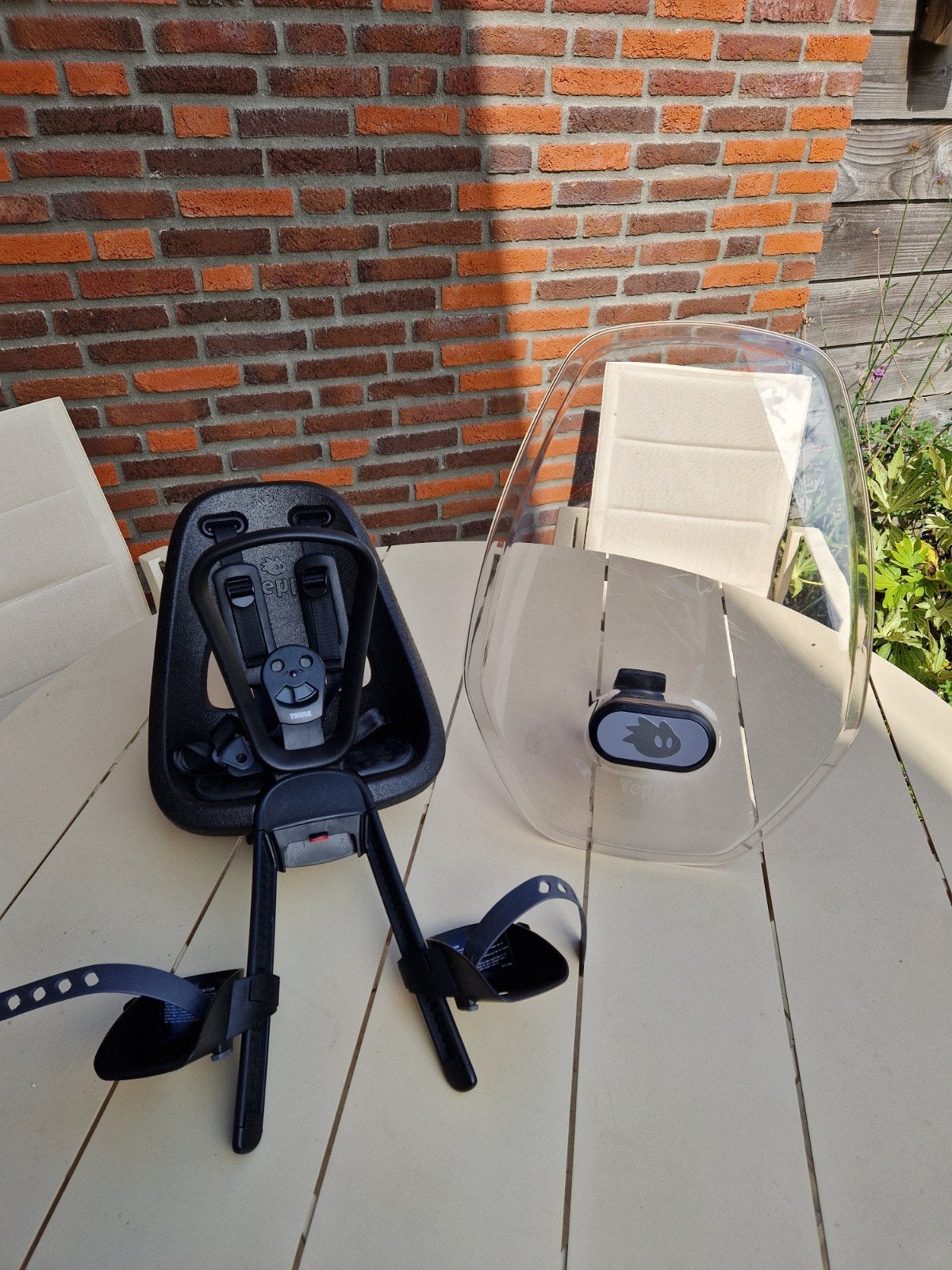 Thule Yepp Mini fietszitje met windscherm, Ophalen, Voetsteuntjes, Voorzitje, Zo goed als nieuw