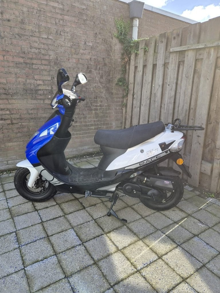 SK-IV scooter blauw wit, Zo goed als nieuw, Benzine, Maximaal 25 km/u, Ophalen