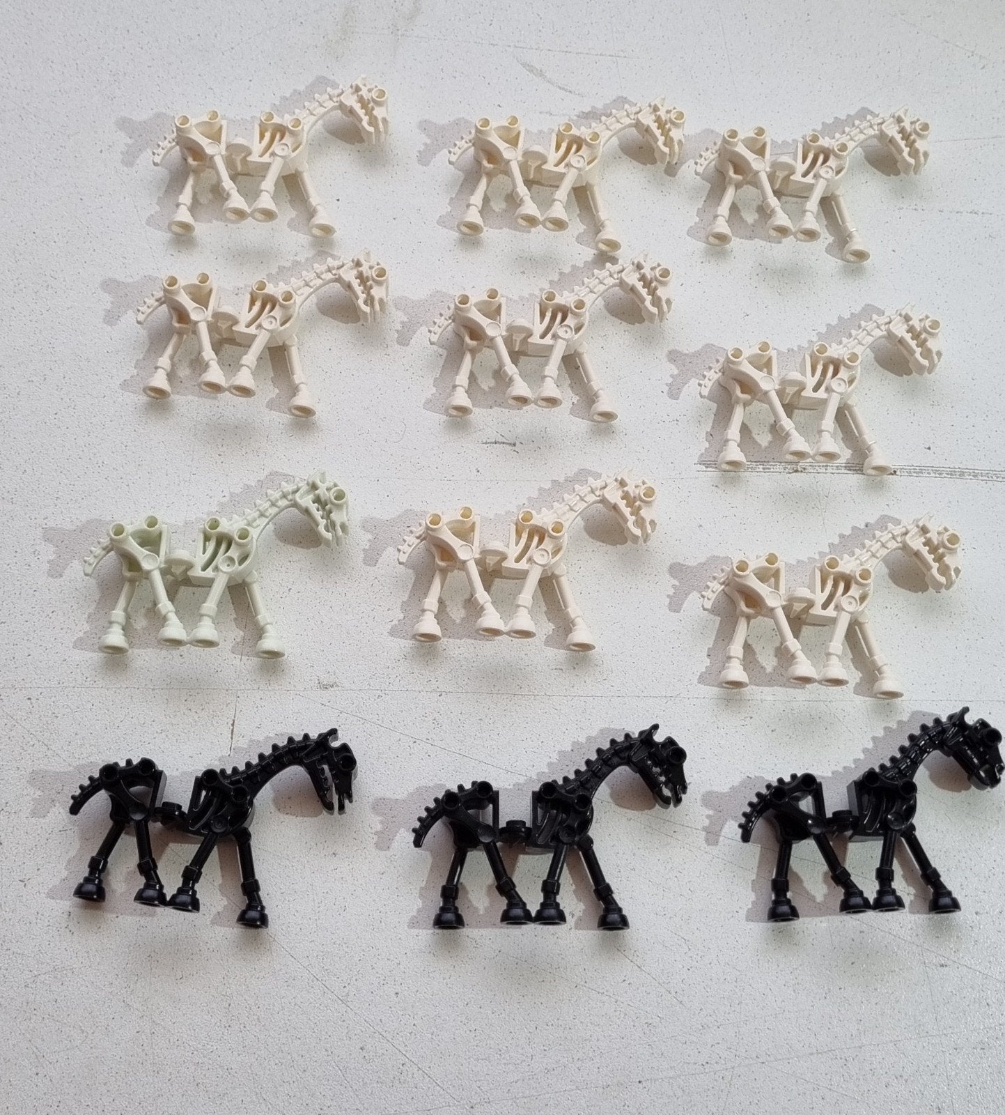 Partij LEGO skelet paarden: 8 wit 1 glow in the dark 3 zwart, Ophalen of Verzenden