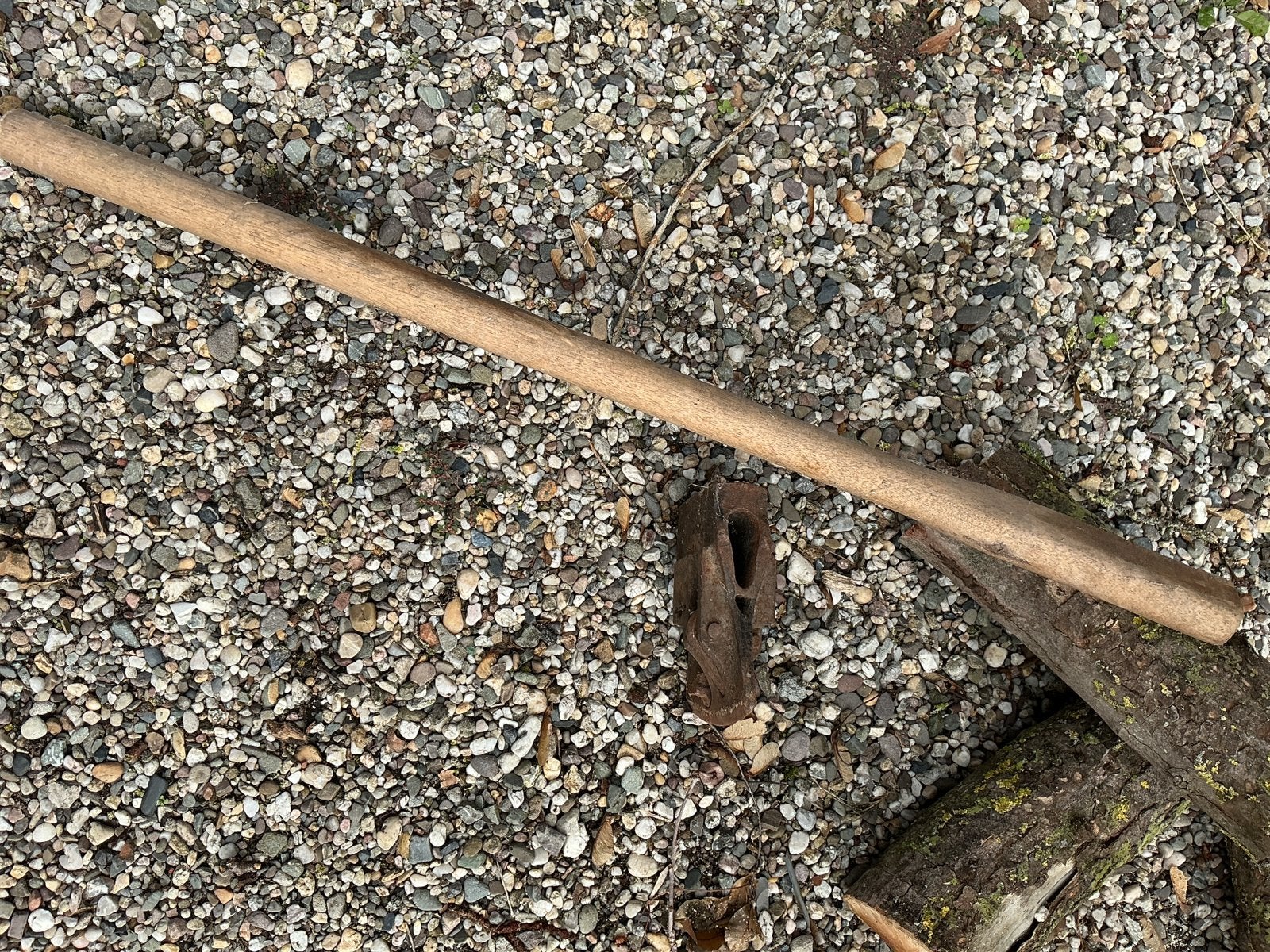 Oude bijlkop met houten steel - Antiek gereedschap, Ophalen of Verzenden