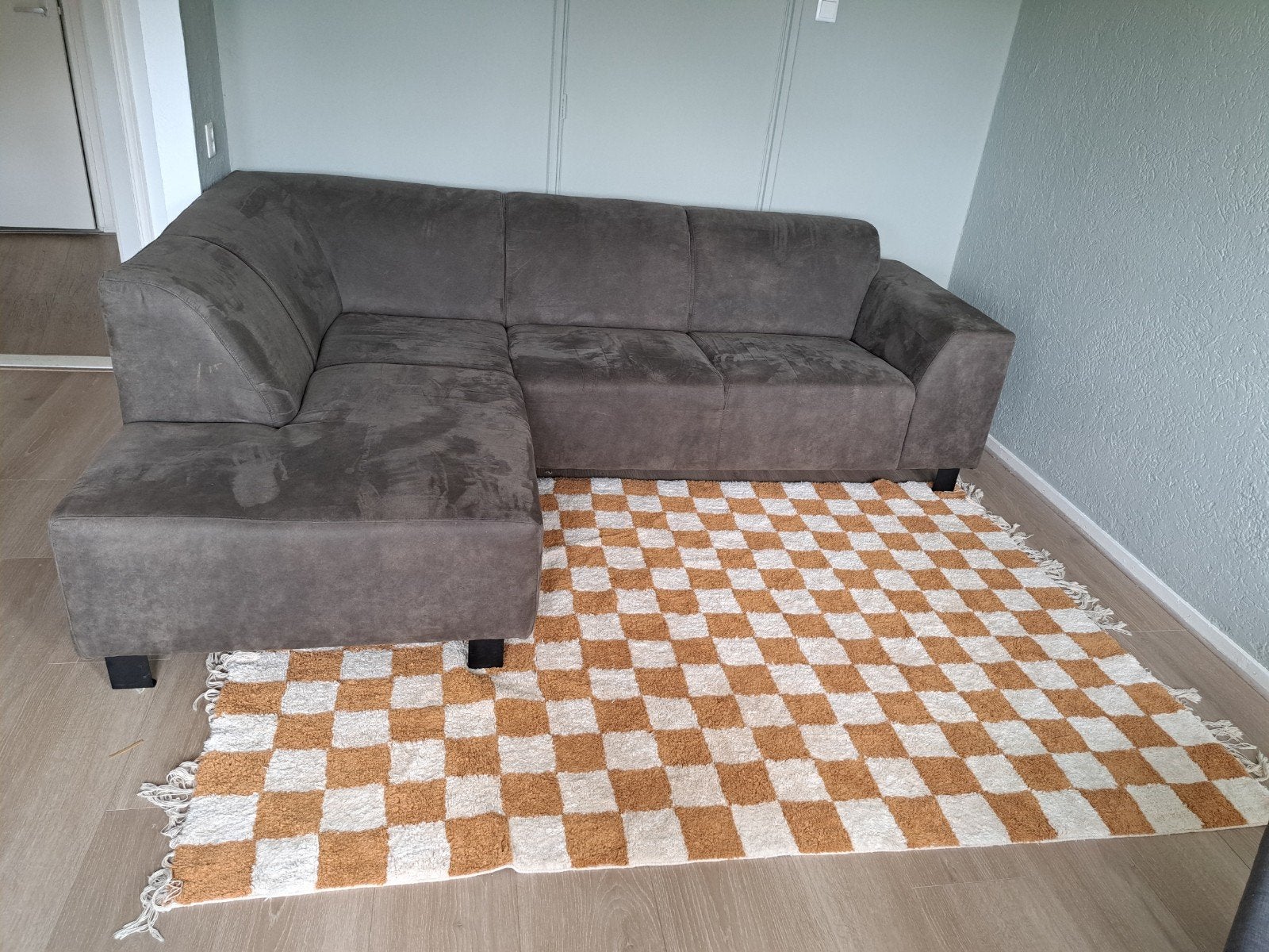 2x Checker vloerkleed geel-wit/oranje-wit met franjes., Ophalen, Gebruikt, 200 cm of meer, 200 cm of meer