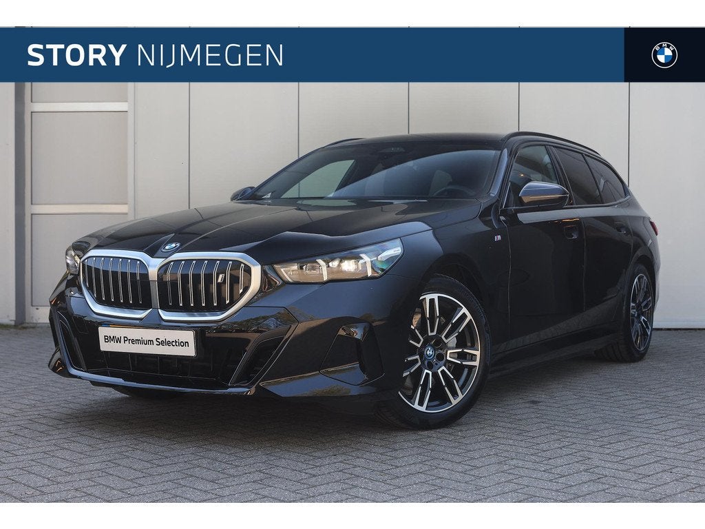 BMW i5 Touring eDrive40 M Sport / Comfort Access / Adaptieve, Auto's, BMW, Stoelverwarming, Achterwielaandrijving, Gebruikt, Zwart