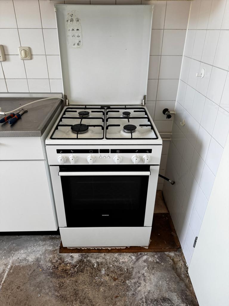 Siemens Vrijstaand Gasfornuis met Oven - Wit, Zo goed als nieuw, Gas, 85 tot 90 cm, 4 kookzones