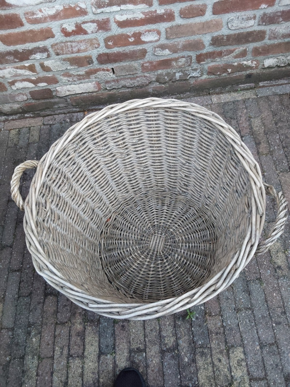 Grote rieten wasmand met handvatten, Huis en Inrichting, Woonaccessoires | Schalen en Manden, Ophalen, Gebruikt, Mand, Rond
