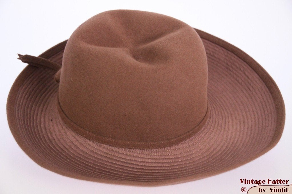 Vintage Dameshoed roodbruin wijd speciale bovenkant 56, Ophalen of Verzenden, Gedragen, 56 of 57 cm (M, 7 of 7⅛ inch), Hoed