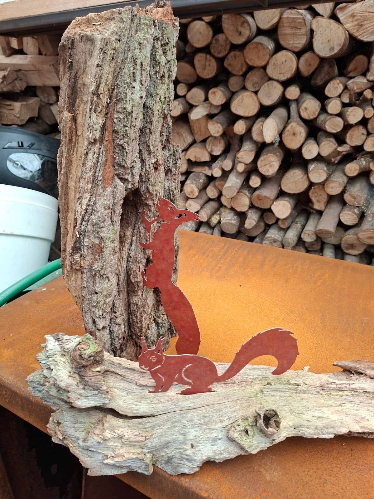 2 eekhoorns op houten stam decoratie, Tuin en Terras, Overige Tuin en Terras, Ophalen of Verzenden
