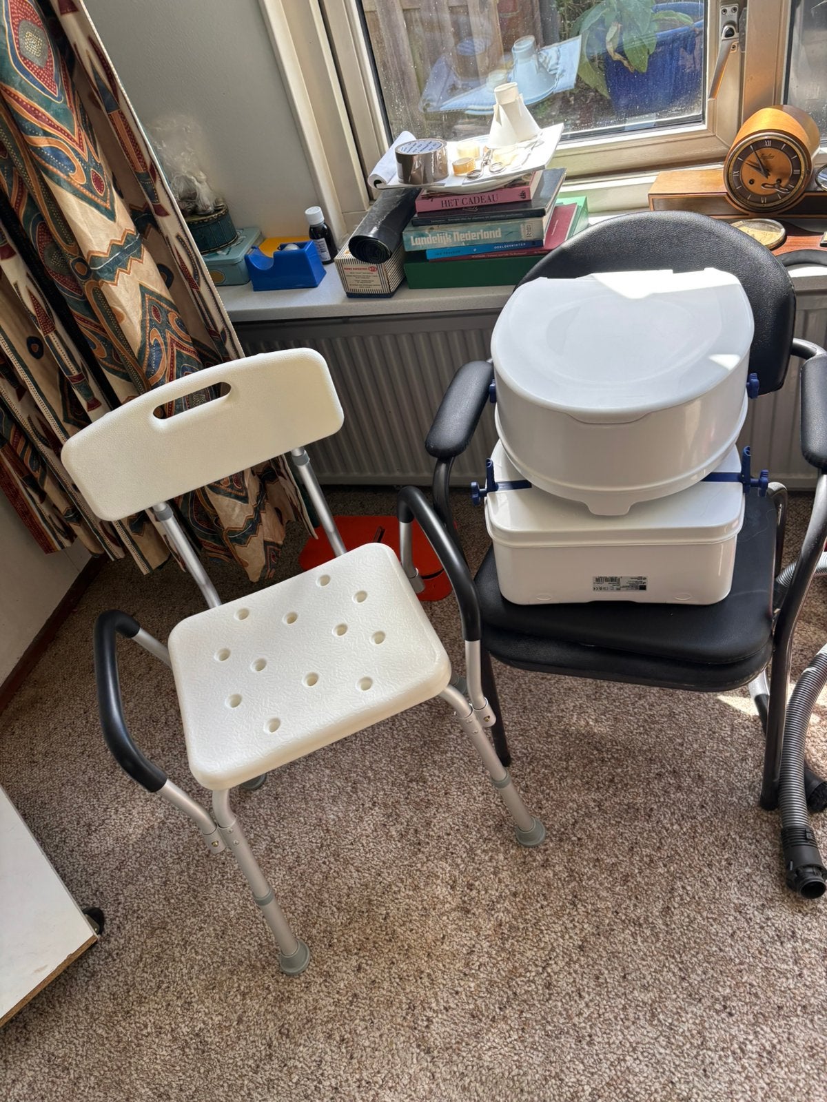 Po stoel en douche stoel en toilet verhogers, Ophalen, Zo goed als nieuw