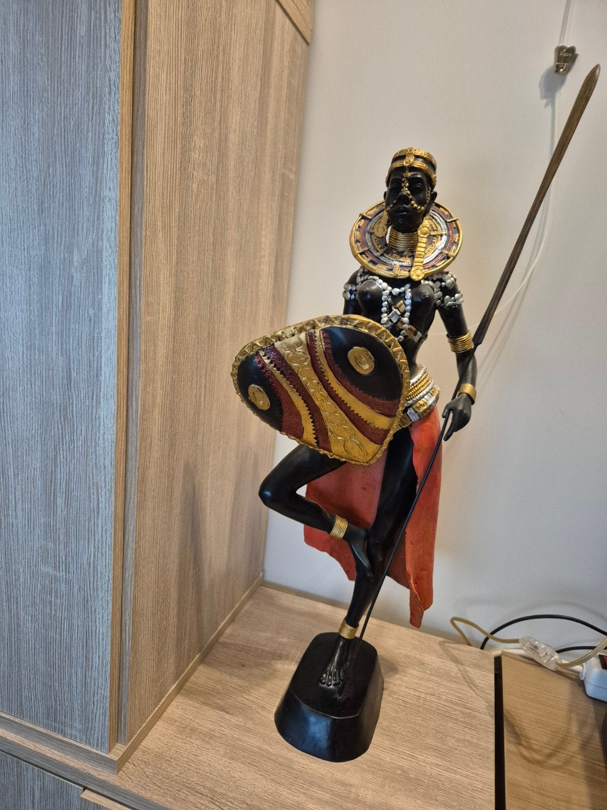 Afrikaans beeld van een krijger met speer en schild, Ophalen, 63 cm, Brons