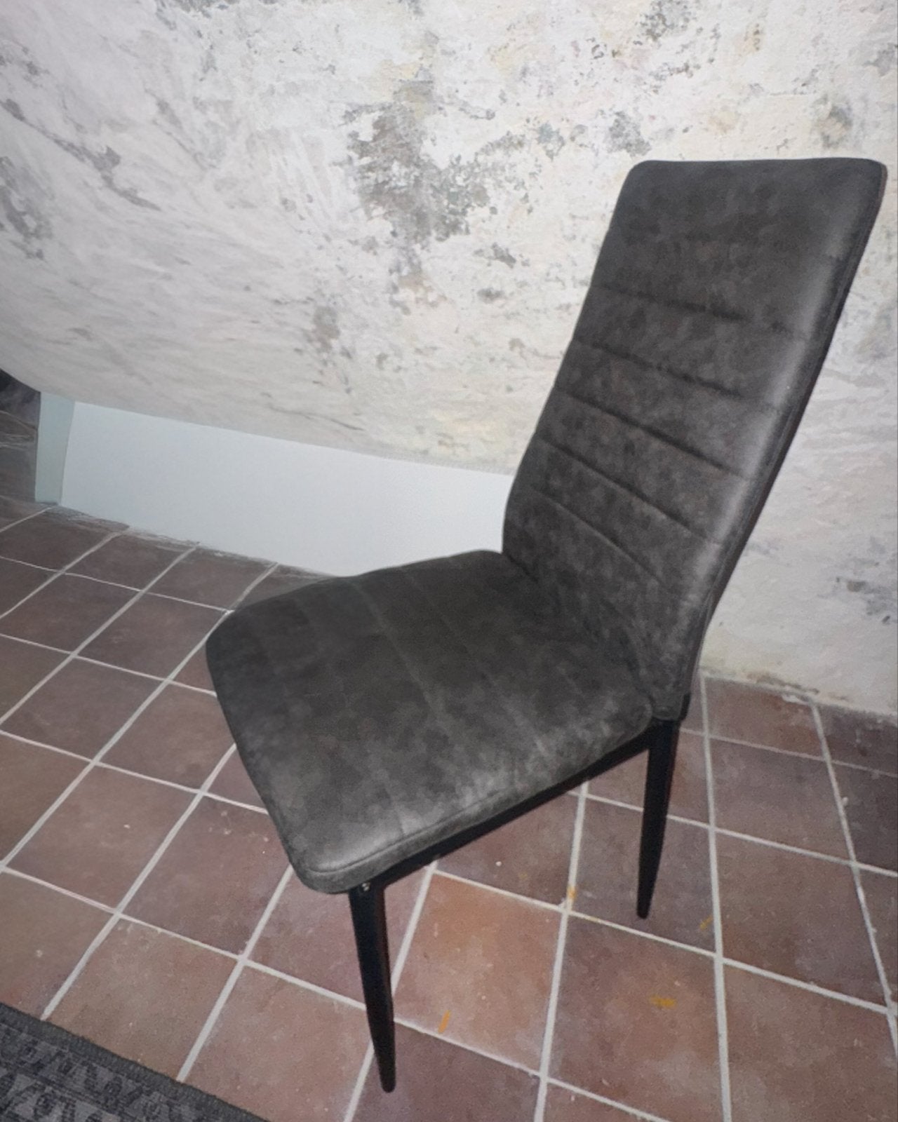 Moderne donkergrijze eetkamerstoel, 2 stuks, Ophalen, Gebruikt, Eén, Stof