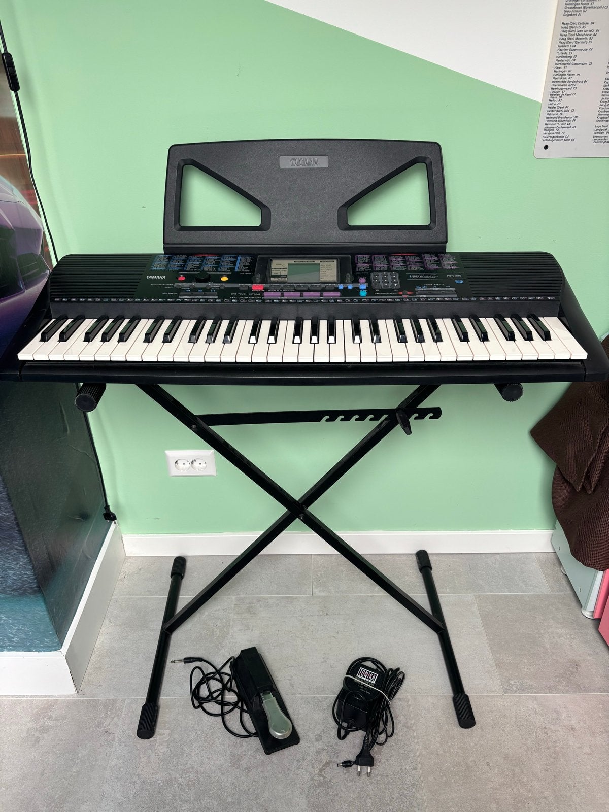 Yamaha PSR-220 Keyboard met standaard en pedaal, Ophalen, Yamaha, Aanslaggevoelig, 61 toetsen