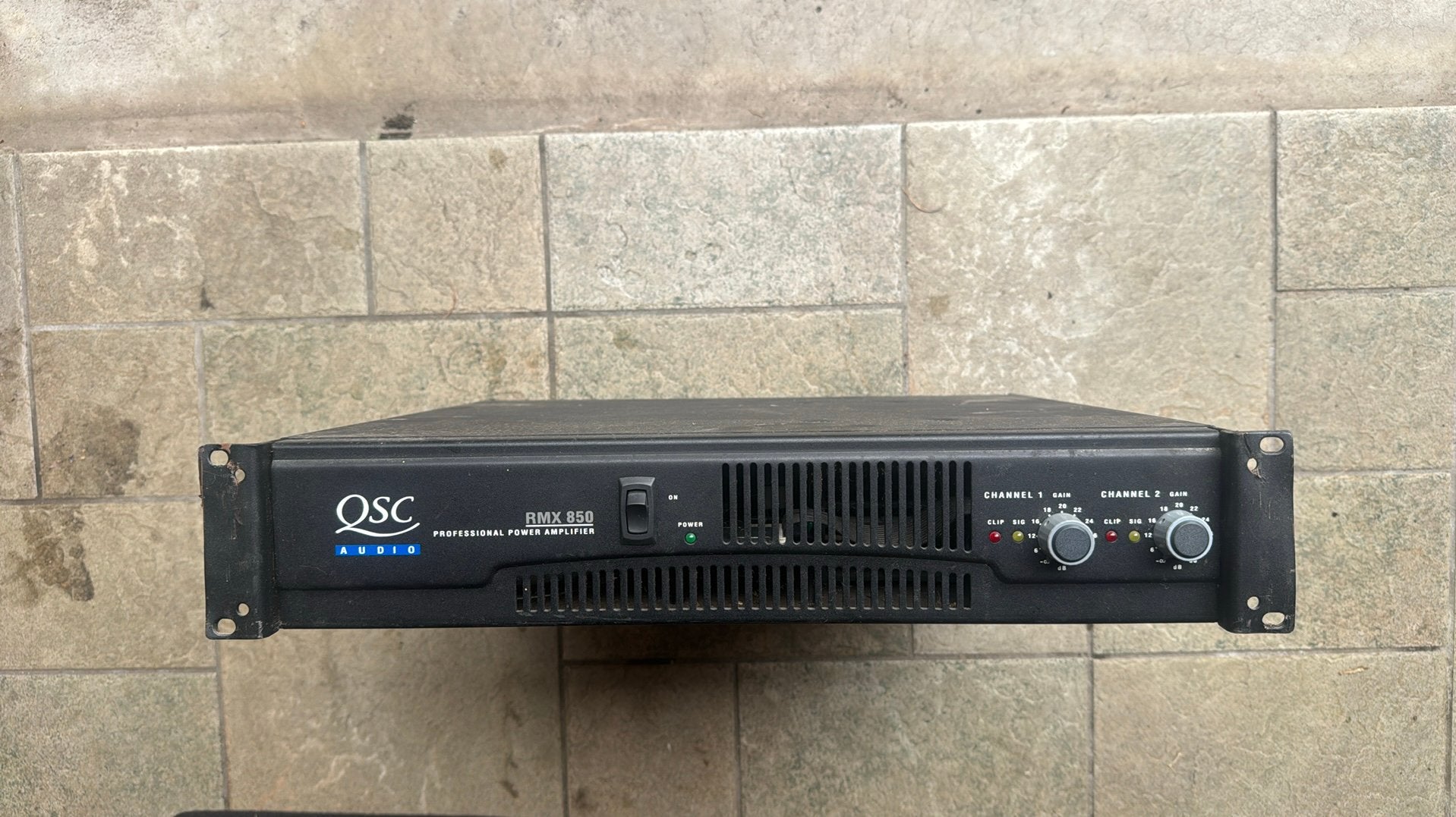 QSC rmx 850 versterker, Overige merken, Gebruikt, Ophalen of Verzenden, 120 watt of meer