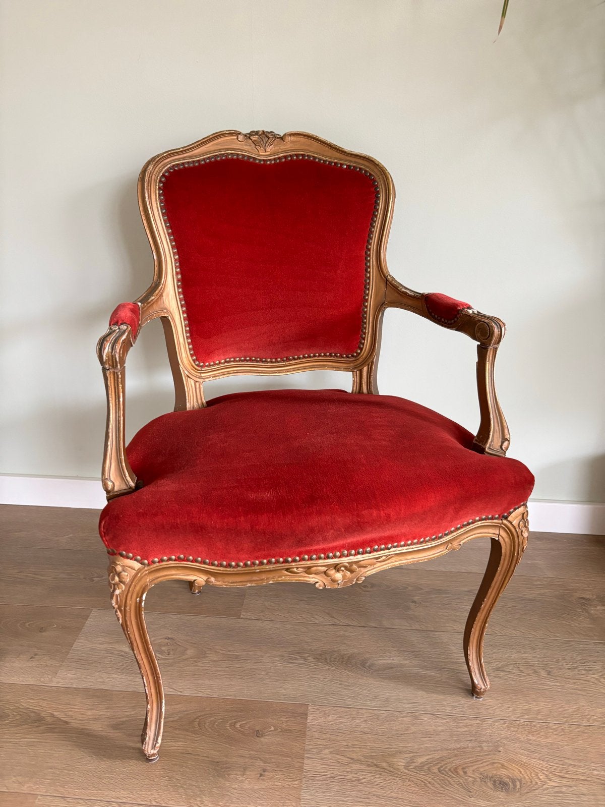 Antieke Franse Fauteuil - Rood Fluweel & Houten Frame, Antiek en Kunst, Ophalen of Verzenden