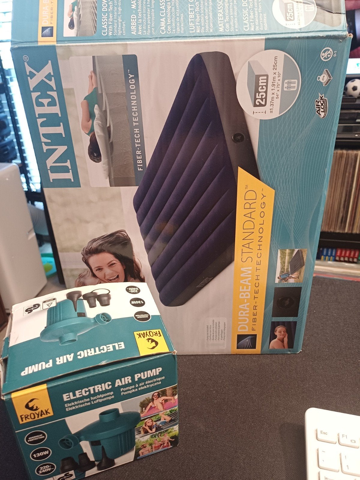 Intex luchtbed + elektrische luchtpomp., Ophalen of Verzenden, Zo goed als nieuw, 2-persoons