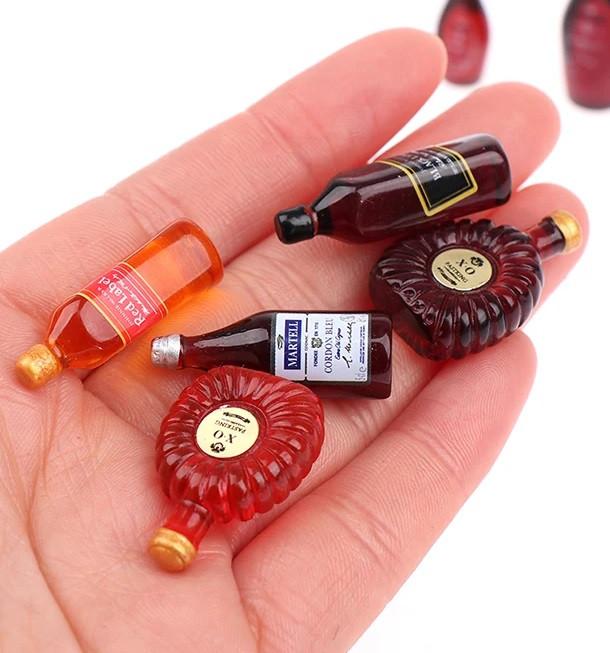 Mooie kleine wijnen en whisky flesjes, Ophalen of Verzenden, Poppenhuis