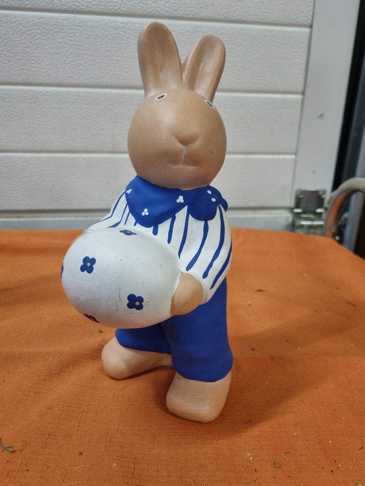 beeld paashaas met ei keramiek, Diversen, Ophalen of Verzenden, 'T Olde Gre-j, Info@toldegrej.nl, Endepoelstraat 20f Didam