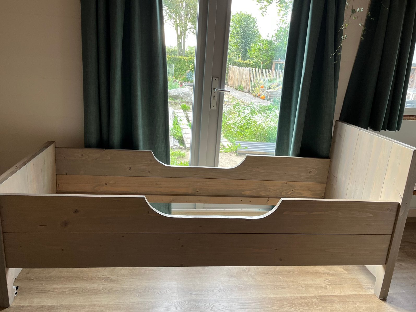 Steigerhouten eenpersoonsbed, Ophalen, 85 tot 100 cm, Zo goed als nieuw, Lattenbodem