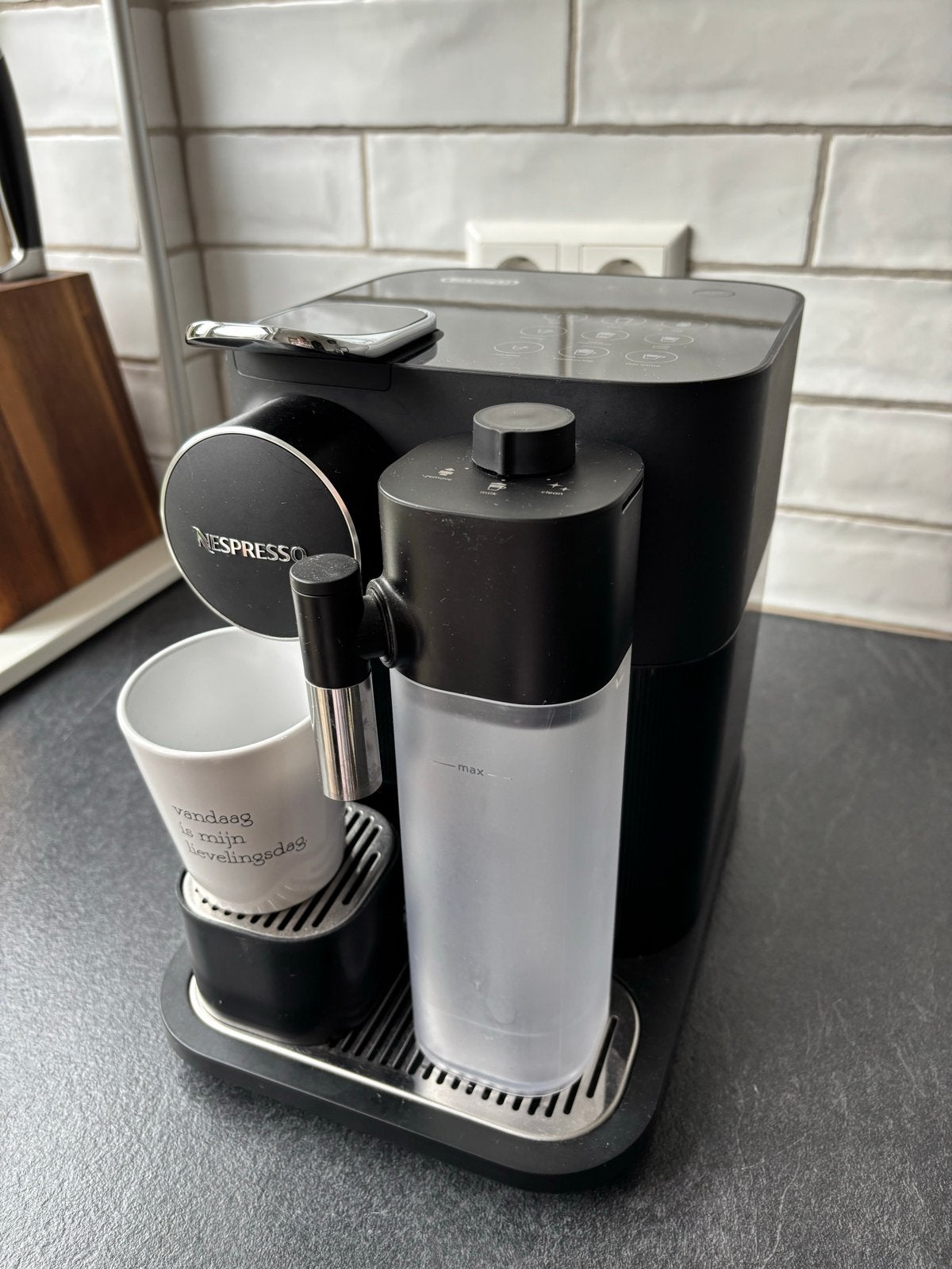 Foto 2 van Nespresso Delonghi Koffiemachine voor cupjes- Nette Staat