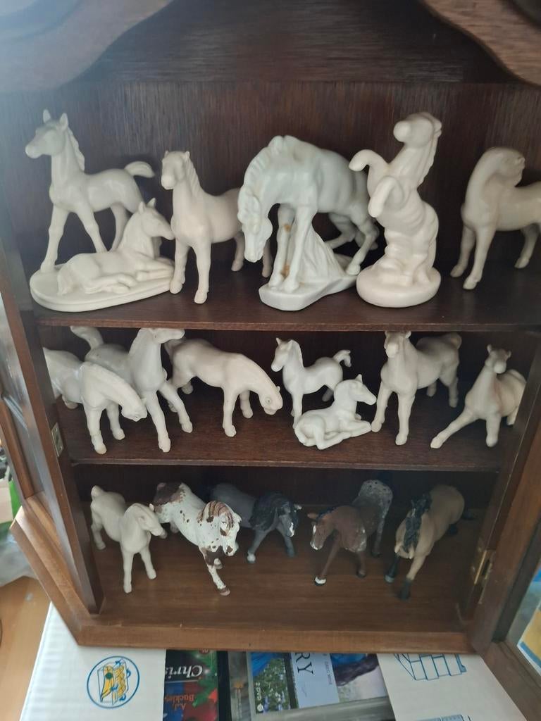 Verzameling paardenbeeldjes in houten vitrinekastje, Ophalen of Verzenden, Gebruikt