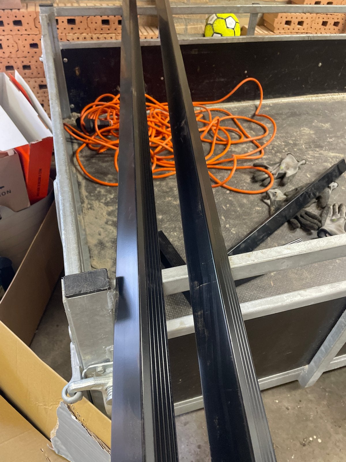 2x zwarte daktrimmen 250cm lang, Doe-het-zelf en Verbouw, Ophalen, Gebruikt, Zwart, Overige materialen