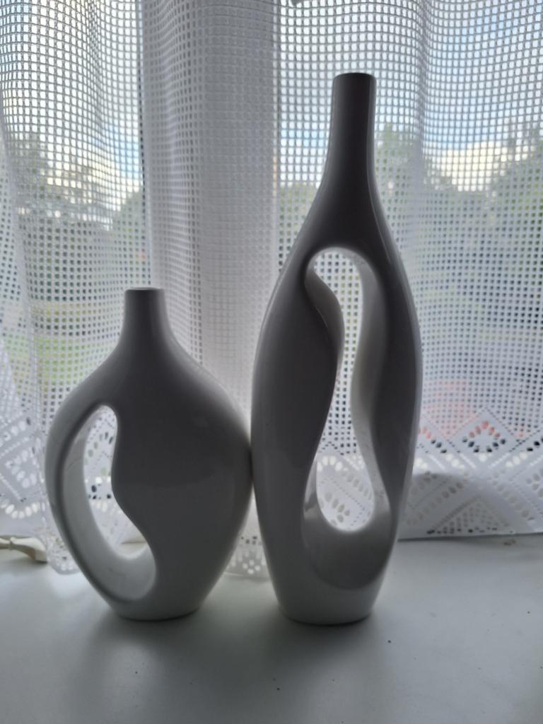 Moderne Witte Keramische Vazen met Uitgesneden Design, Antiek en Kunst, Ophalen of Verzenden