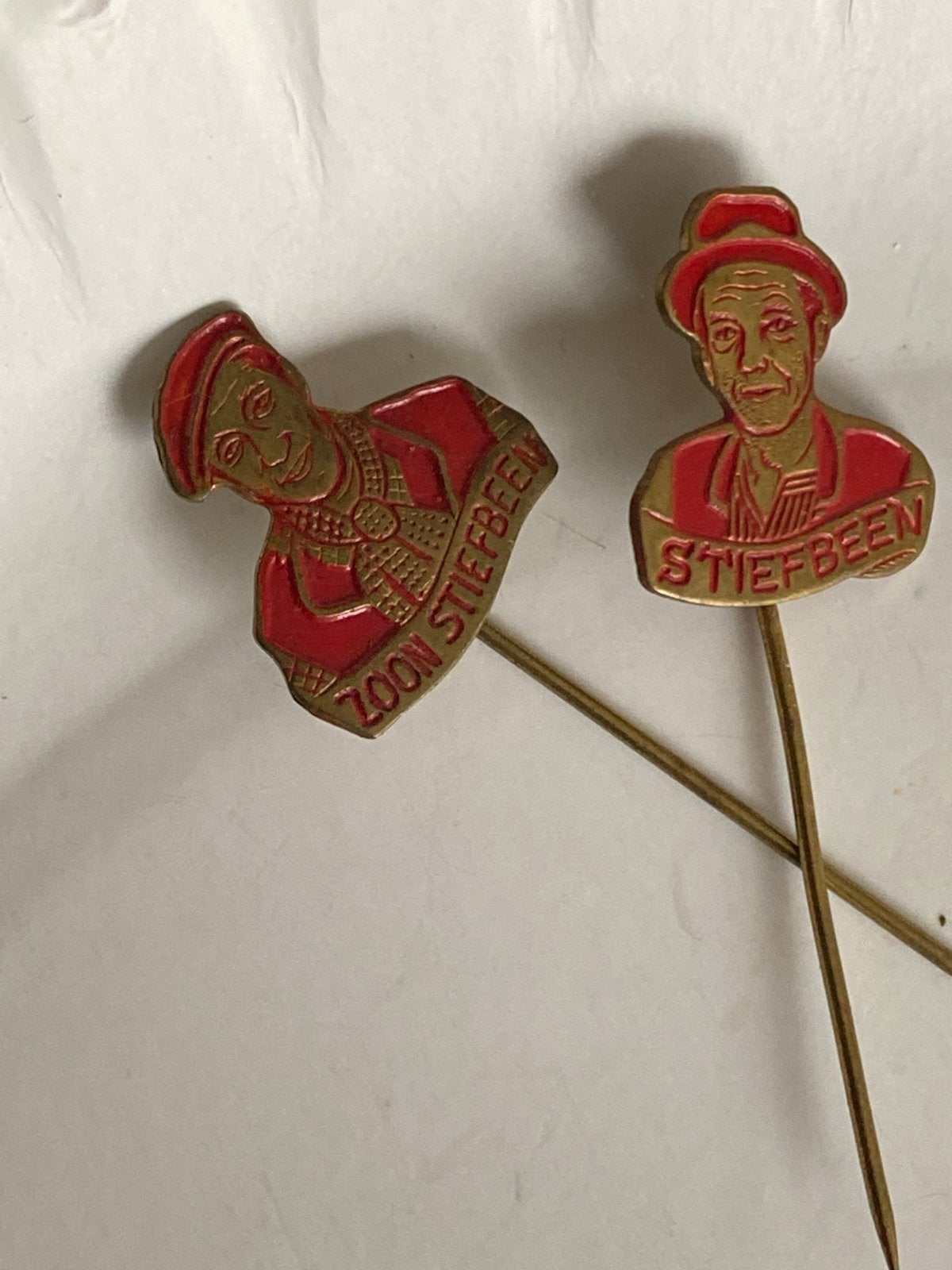 Vintage reclamespeldjes Stiefbeen en zoon (NCRV jaren '60), Ophalen of Verzenden, Gebruikt, Overige onderwerpen, Speldje of Pin