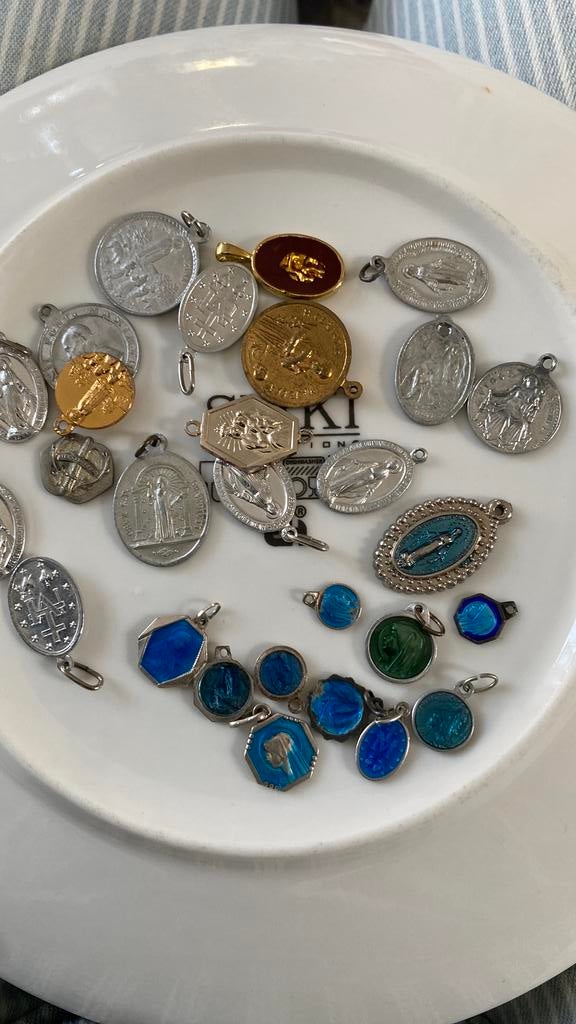 Medaillonnen uit lourdes, maria etc, Ophalen of Verzenden