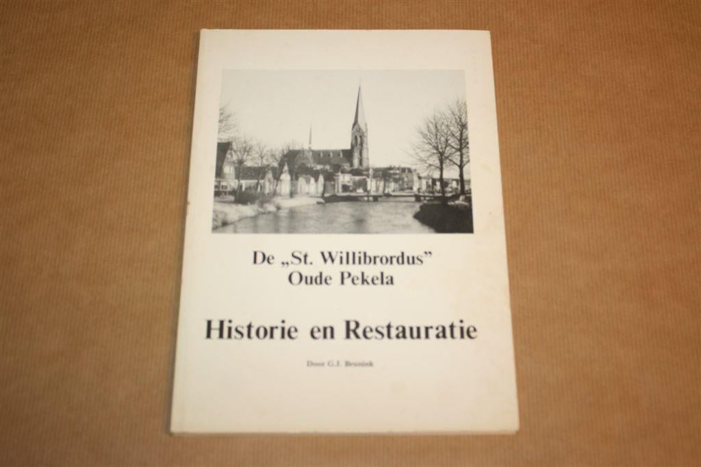 De St. Willibrordus Oude Pekela - Historie en Restauratie, Ophalen of Verzenden, Zo goed als nieuw