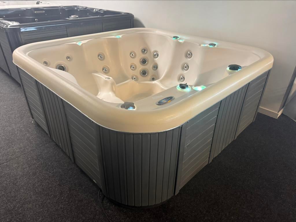 Jacuzzi Spa Balboa – 235x235 – plug & play 220V, Ophalen, Zo goed als nieuw, Trap, Vast
