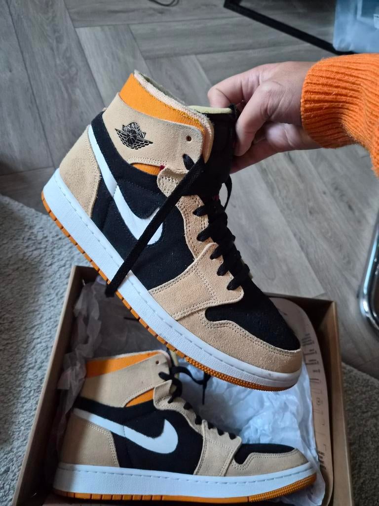 Nike Air Jordan 1 Zoom CMFT W - Pumpkin Spice 44,5, Bruin, Nike, Nieuw, Ophalen of Verzenden