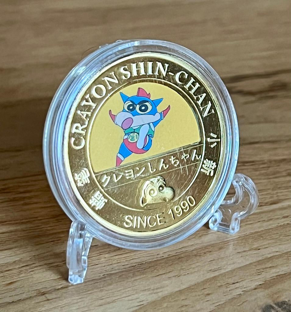 Shin-Chan 24kt goud vergulde munt +standaard (1), Verzamelen, Ophalen of Verzenden, Nieuw