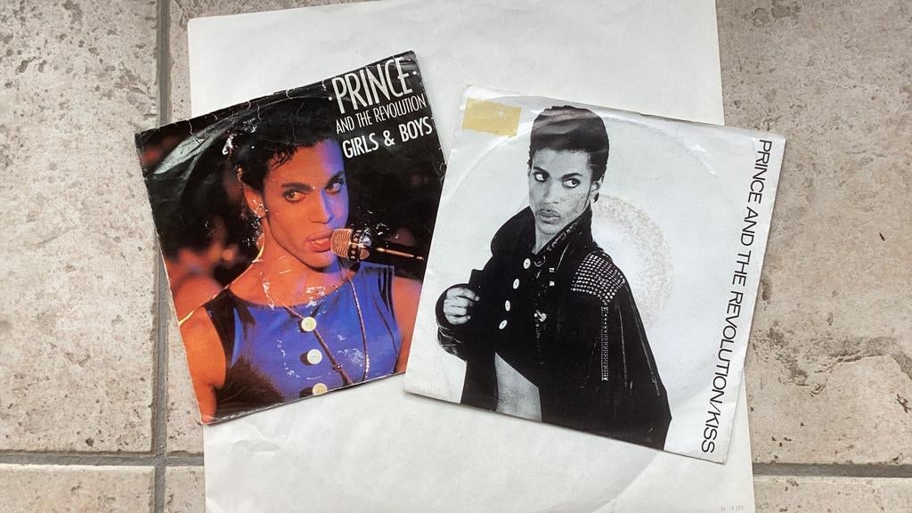 Singles Prince: 2x : Kiss / Girls & boys, Gebruikt, 7 inch, Single, Ophalen of Verzenden