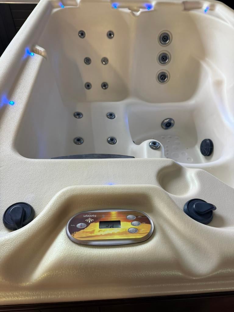 Jacuzzi Spa – plug & play 220V – met LED & waterval, Ophalen, Zo goed als nieuw, Trap, Vast