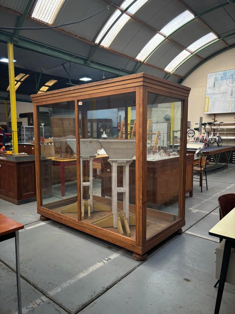 Oude museumkast, Ophalen