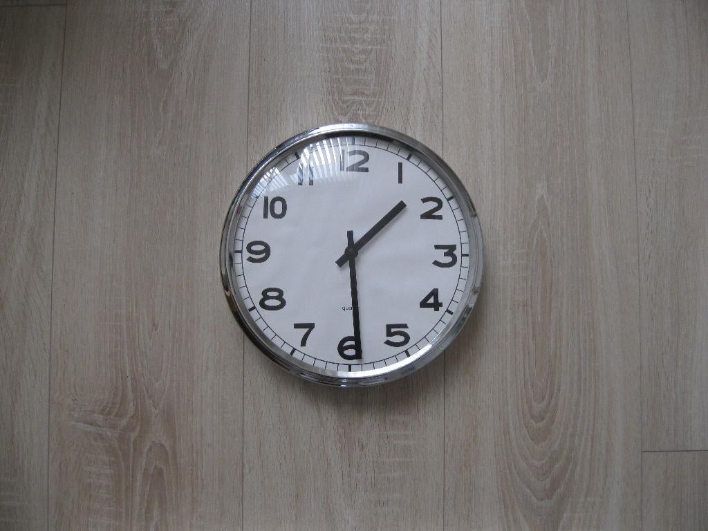 Klok modern zgan diameter :31,5 cm, Ophalen of Verzenden, Zo goed als nieuw, Digitaal, Wandklok