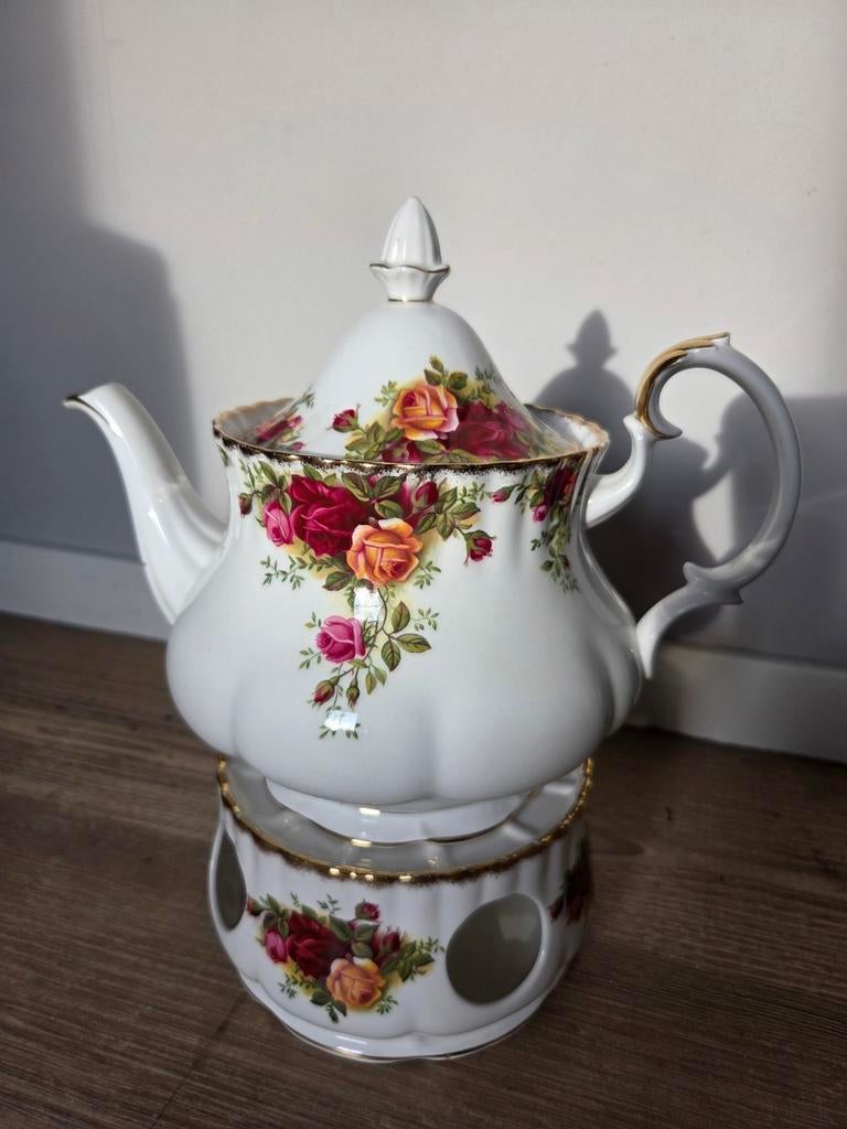 Royal albert old country roses theepot met theelicht, Antiek en Kunst, Antiek | Servies los, Ophalen of Verzenden