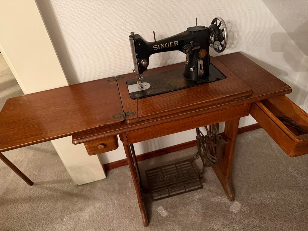Antieke Singer naaimachine met voetpedaal, Ophalen