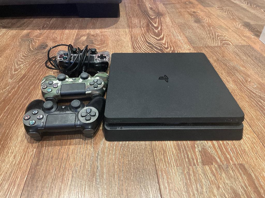 PlayStation 4, Spelcomputers en Games, Ophalen of Verzenden, Met 3 controllers of meer, Slim, Gebruikt