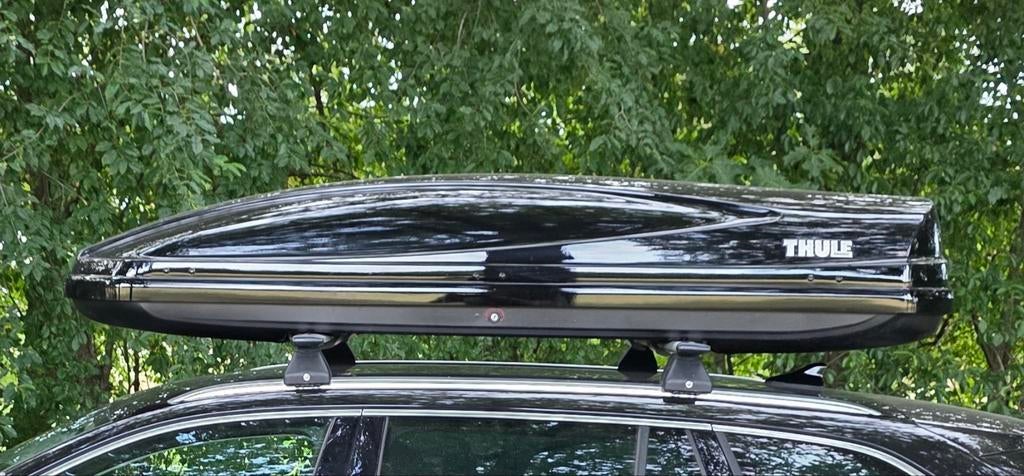 Te huur: 650 liter Dakkoffer Skikoffer Skibox Thule Atlantis, Auto diversen, Ophalen, Zo goed als nieuw