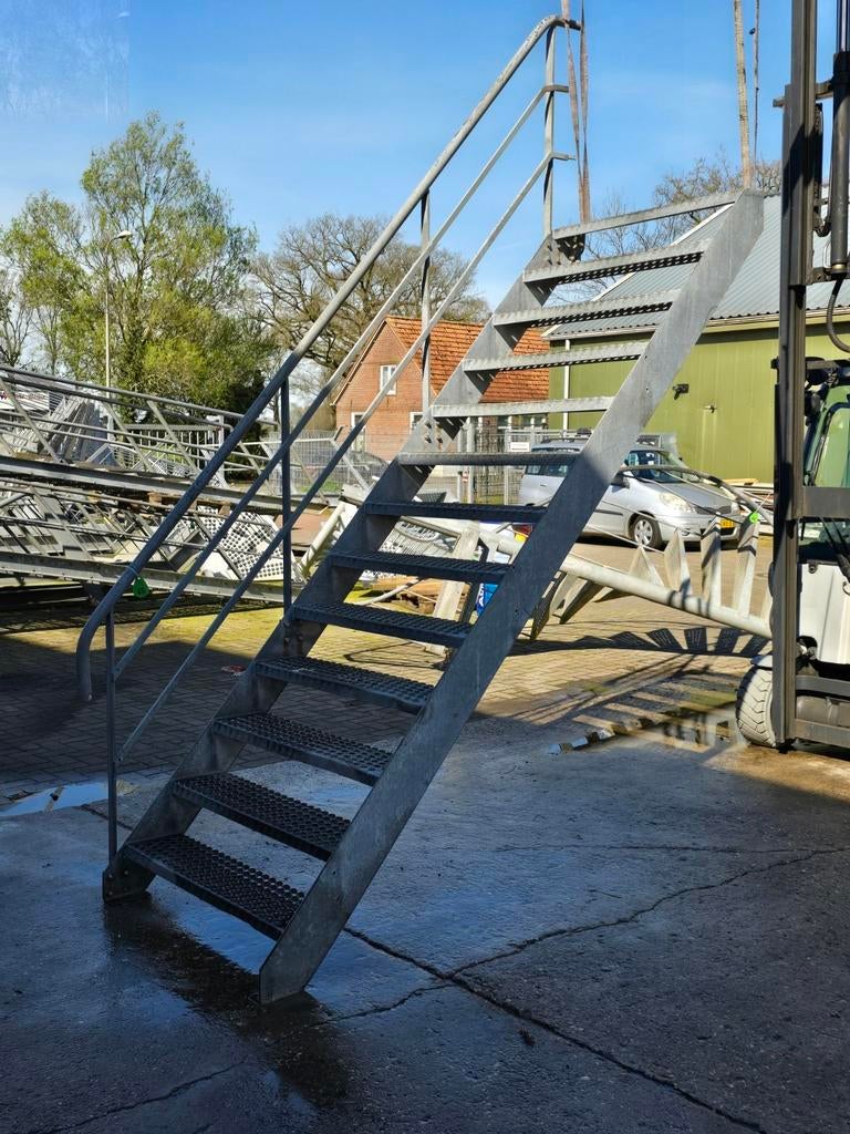 Stalen trap gegalv. Hoog2,55mtr. Nog046, Doe-het-zelf en Verbouw, Ladders en Trappen, Ophalen of Verzenden, Zo goed als nieuw