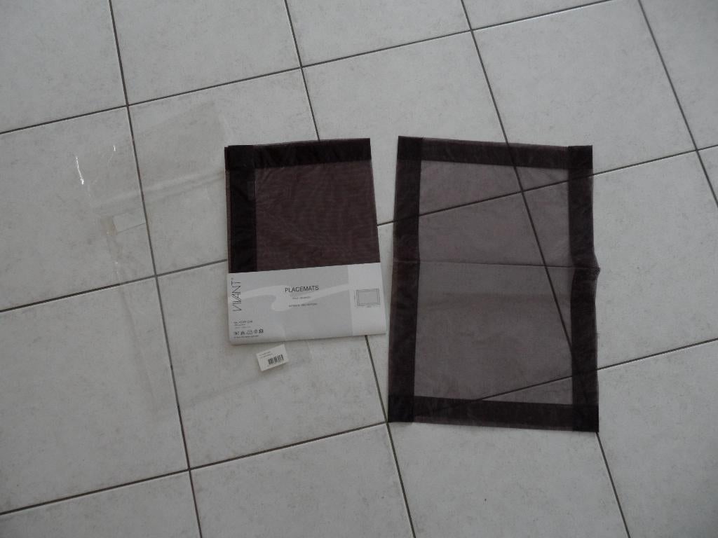 2 aubergine placemats 32 x 48 cm 100% polyamide, Ophalen of Verzenden, Nieuw