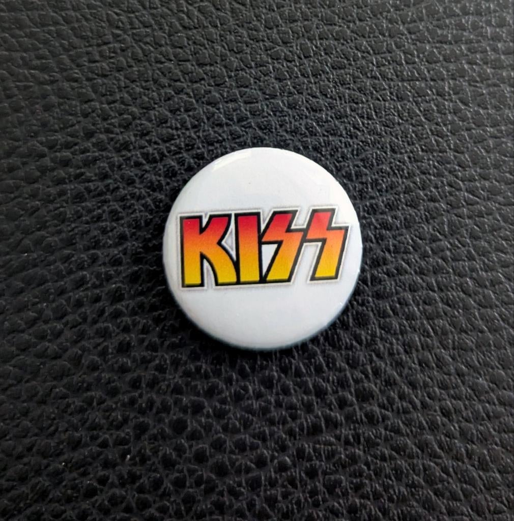 Muziek: KISS band button / speld - rood, geel, wit, Ophalen of Verzenden, Nieuw, Gebruiksvoorwerp