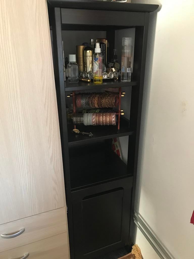 Zwarte boekenkast met deur, Huis en Inrichting, Kasten | Boekenkasten, Gebruikt, Minder dan 50 cm, 100 tot 150 cm, 25 tot 50 cm
