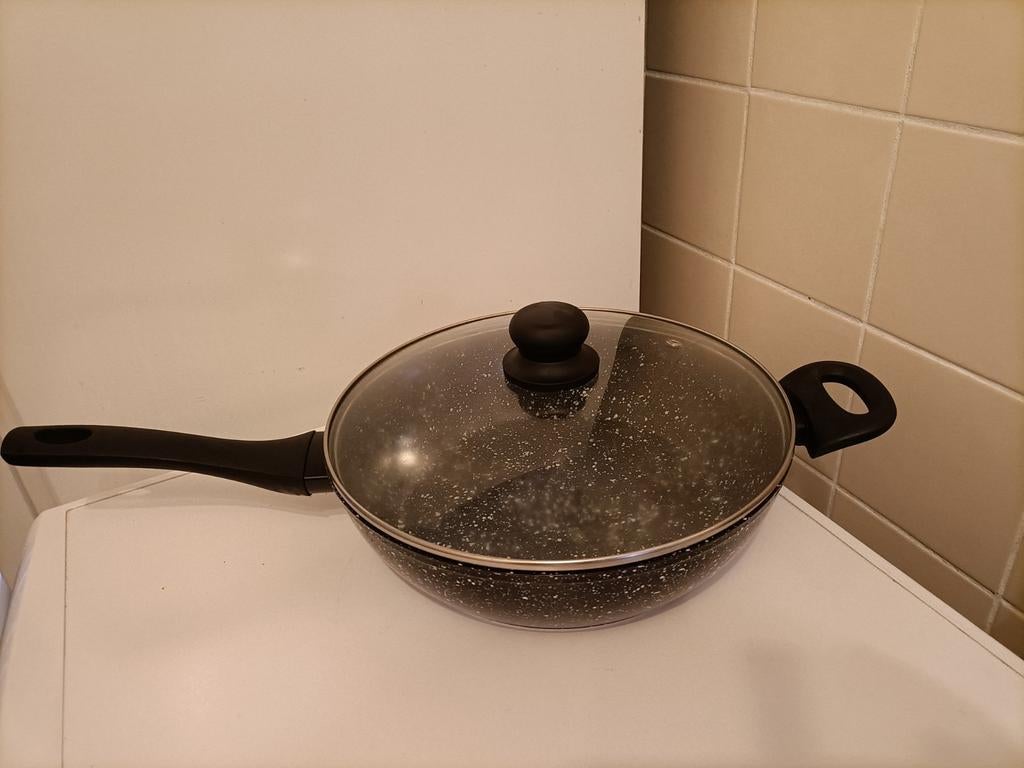 Hapjespan met deksel.               28 cm, Ophalen of Verzenden, Zo goed als nieuw, Koekenpan of Braadpan
