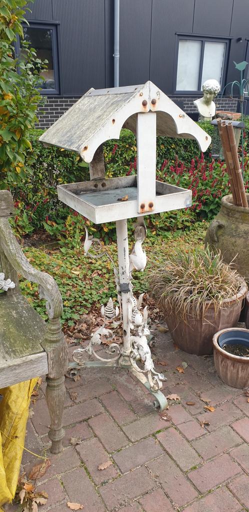Vogelhuis op sierlijke ijzeren voet, h 135 cm, Ophalen