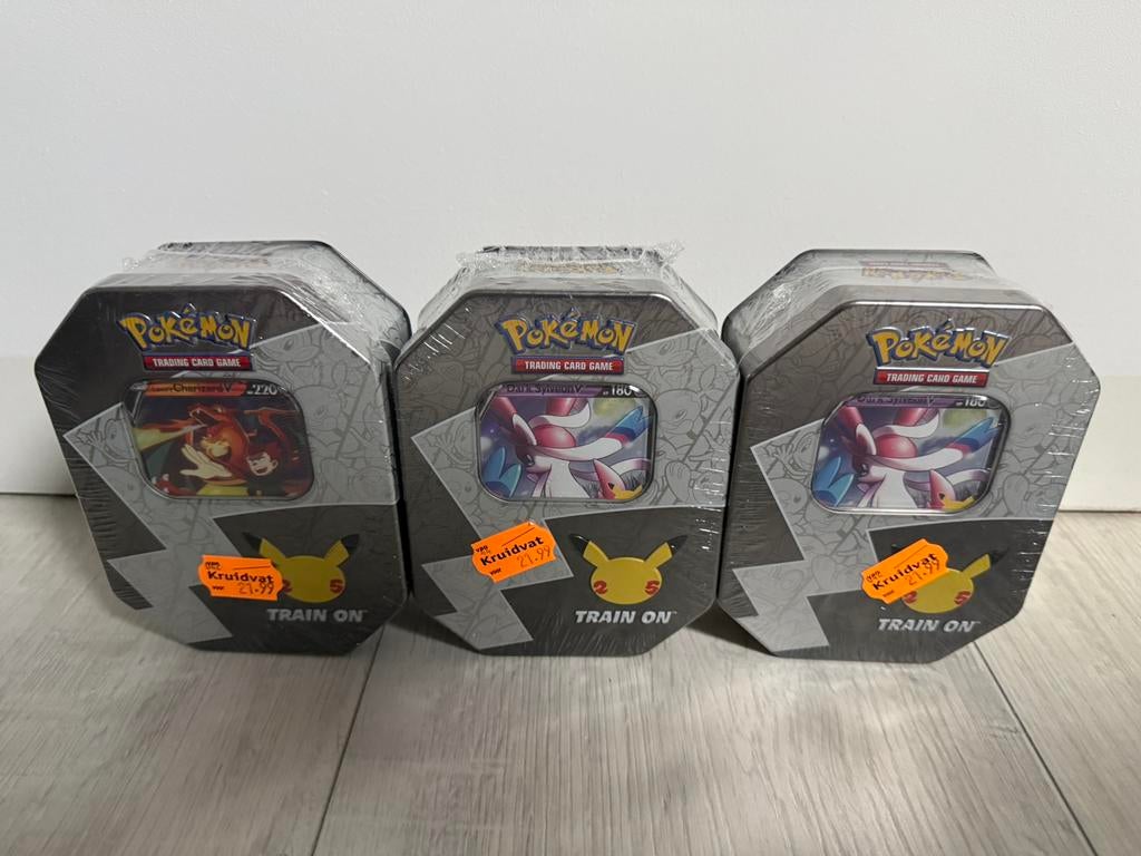 Pokemon Celebration tin lances charizard 1x, dark sylveon 2x, Ophalen of Verzenden, Nieuw